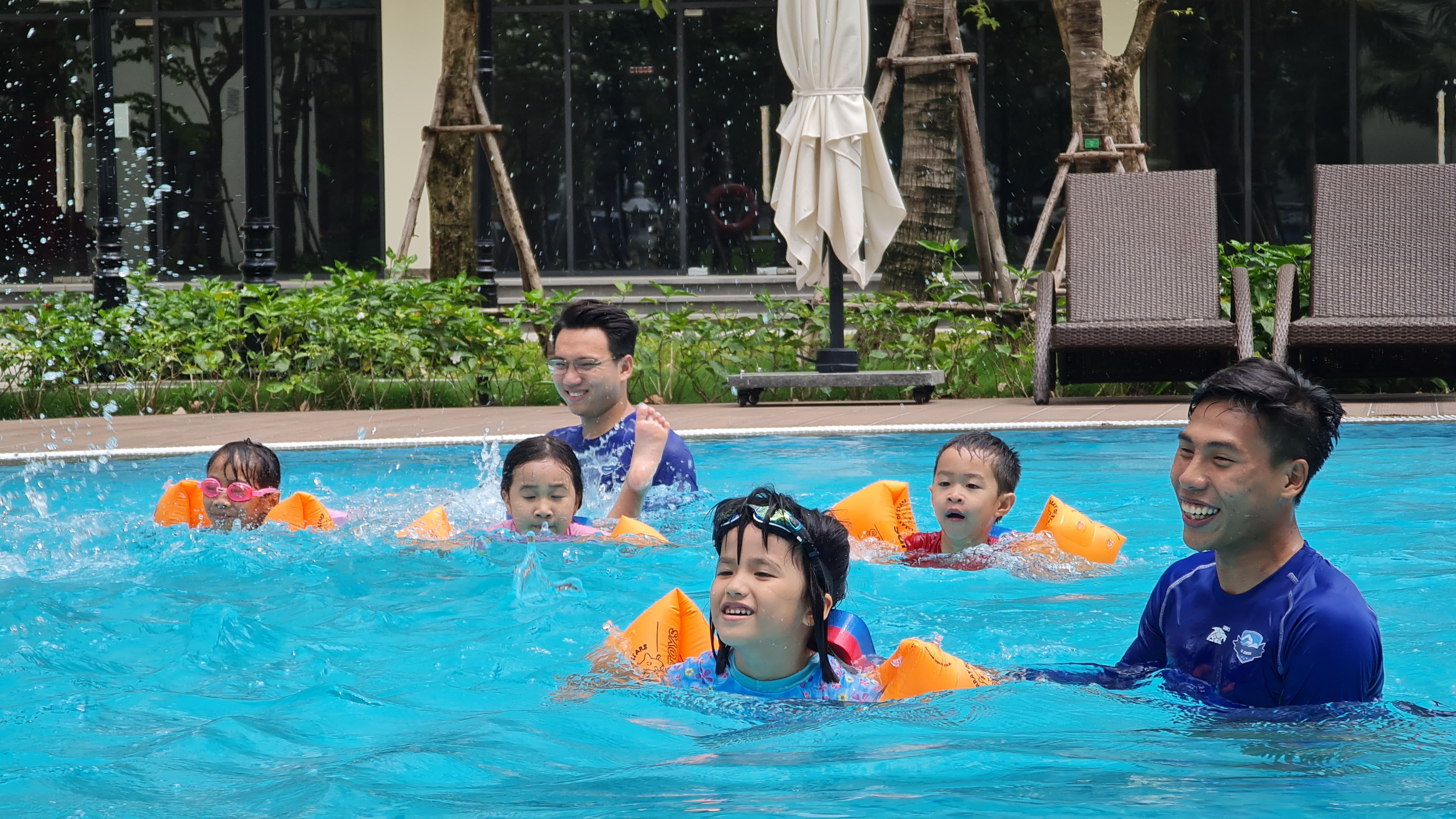 Lớp học bơi vui vẻ tràn ngập tiếng cười tại Swim For Life
