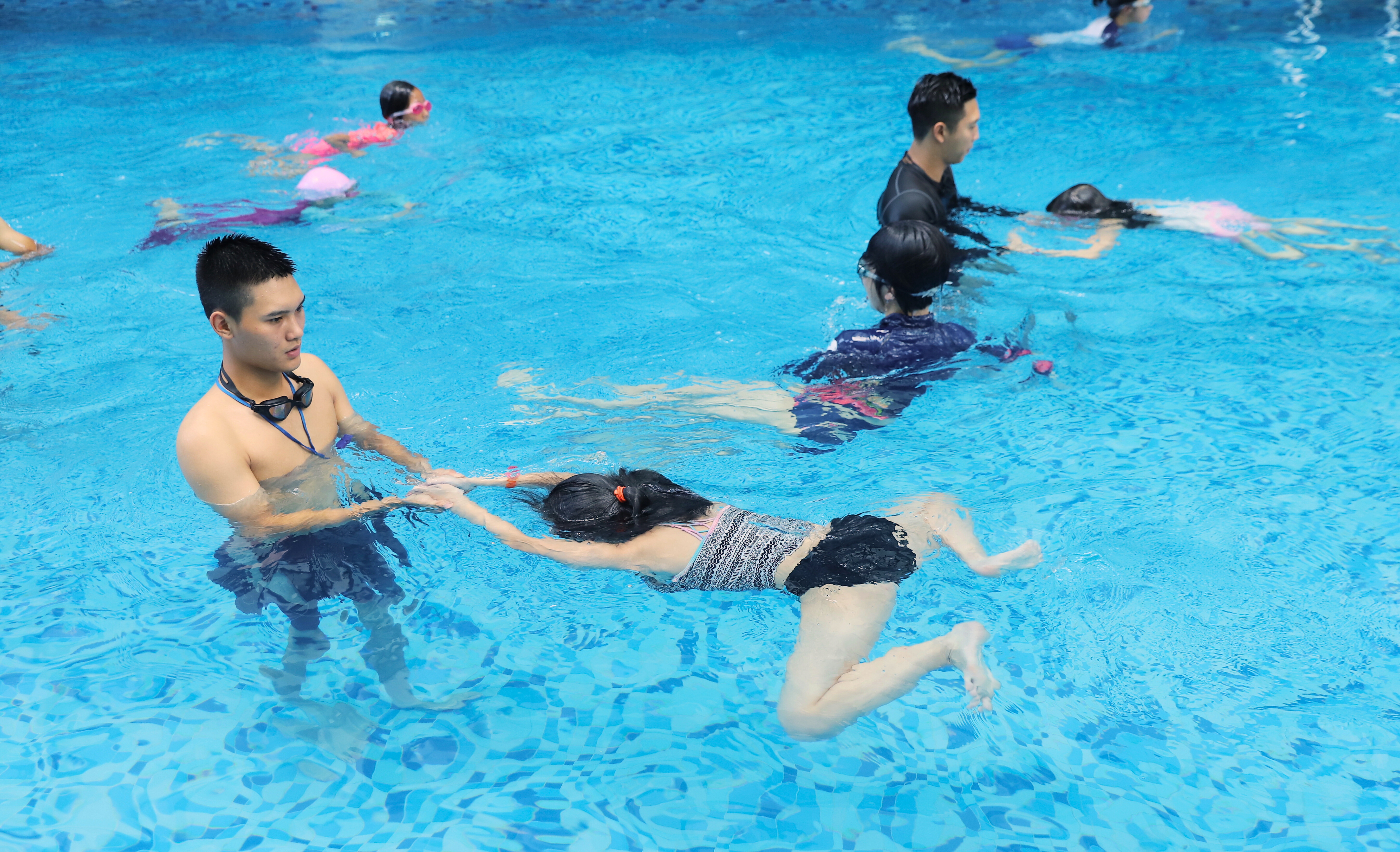 Học viên được hướng dẫn chỉnh sửa kỹ thuật tận tình trong quá trình tập luyện bơi