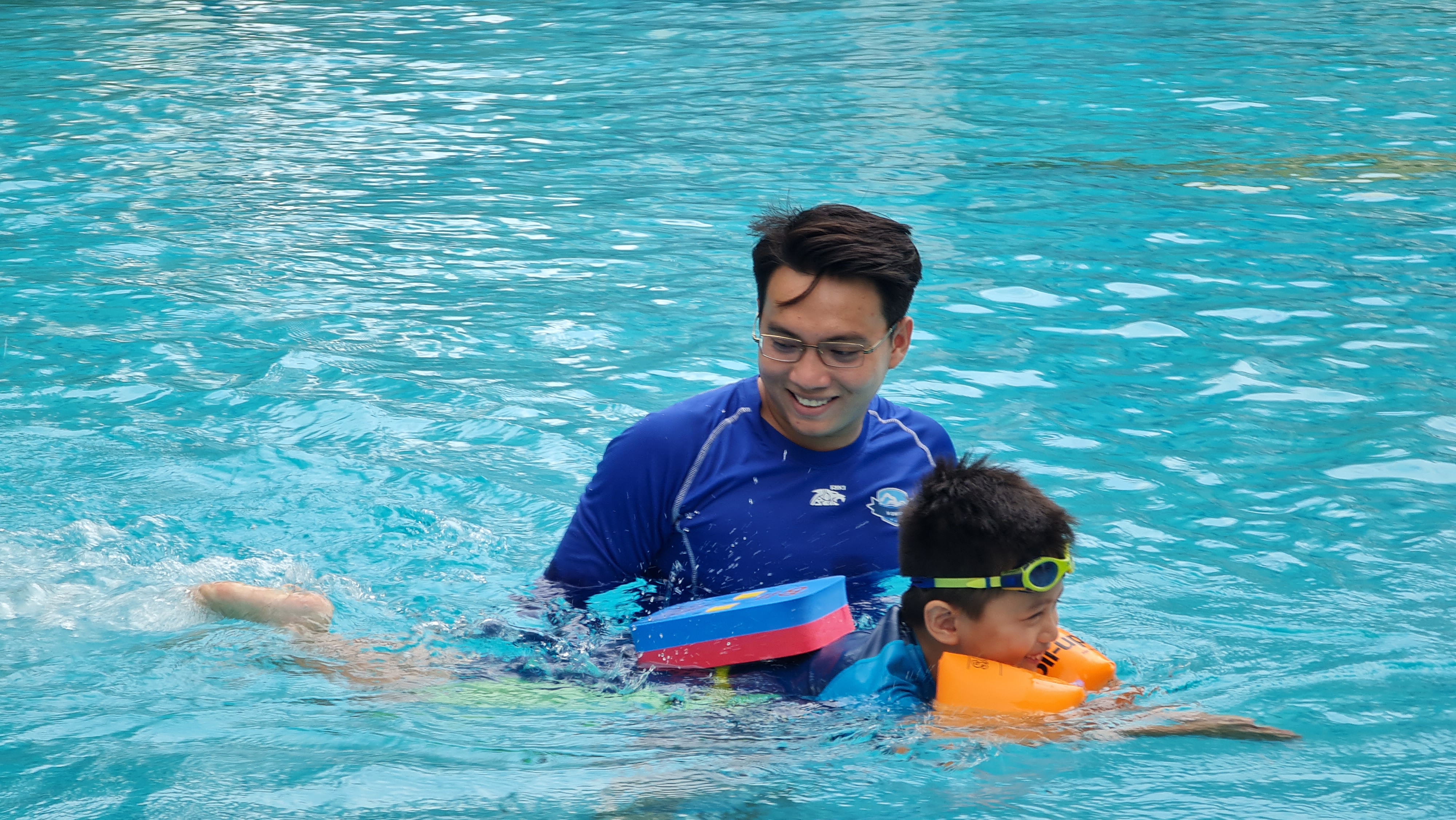 HLV Swim For Life chỉnh sửa kỹ thuật bơi ếch cho học viên trong bể bơi
